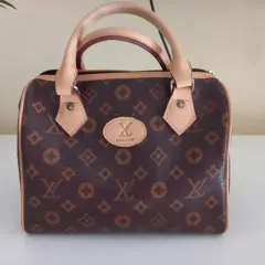 Elegancka brązowa torebka z monogramem, przypominająca luksusowe marki torebek. Idealna na co dzień i specjalne okazje.