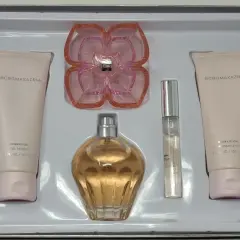 Zestaw kosmetyków BCBGMAXAZRIA: perfumy, balsam, żel pod prysznic i atomizer. BCBGMAXAZRIA to znana marka modowa.