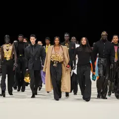 Naomi Campbell i Olivier Rousteing na wybiegu Balmain. To za ta firma tworzy odważne, luksusowe kreacje.