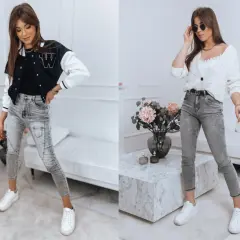 Dwie stylizacje z jeansami: bomberka i crop top lub biały sweterek.