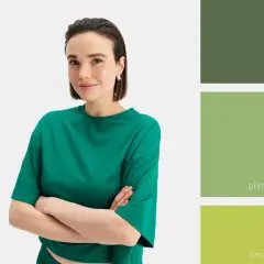 Kobieta w zielonej bluzce obok palety barw: khaki, butelkowa zieleń, pistacjowy, limonkowy, szmaragdowy.