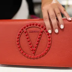 Czerwona kopertówka Valentino z ćwiekami. To za co kochamy tę markę.