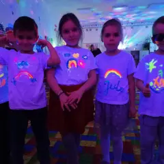 Dzieci na fluo party w koszulkach z neonowymi wzorami. Jak się ubrać? Kolorowo i z wyobraźnią!