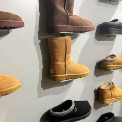 Ugg co to za firma? To marka znana z kultowych, ciepłych butów i kapci, idealnych na chłodne dni.