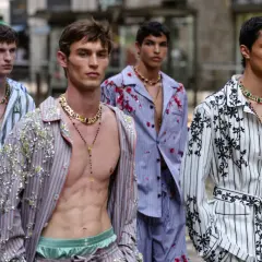 Mężczyźni w piżamach w stylu gabbana, ozdobionych kwiatami i cekinami, prezentują się na wybiegu.