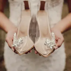 Eleganckie, transparentne szpilki z kryształowymi zdobieniami. Idealne buty do sukienki ecru na specjalne okazje.