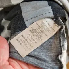 Metka z metra Burberry: "Made in Portugal", 100% modal. Jak rozpoznać oryginał? Sprawdź metkę i materiał.