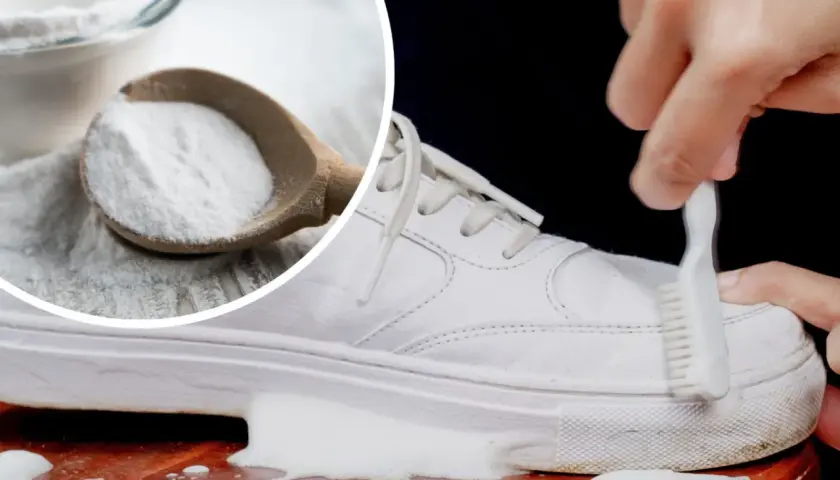 Jak wyczyścić białe buty? Soda oczyszczona na drewnianej łyżce i szczoteczka do czyszczenia białych sneakersów.
