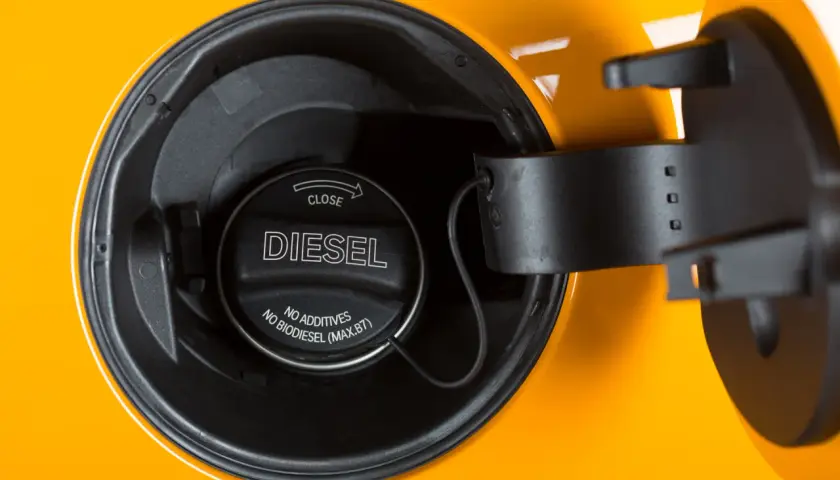 Korek wlewu paliwa z napisem DIESEL, gotowy do tankowania.