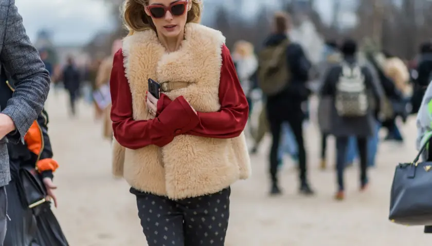 Czy futrzane kamizelki są modne? Oto stylowe pomysły na sezon