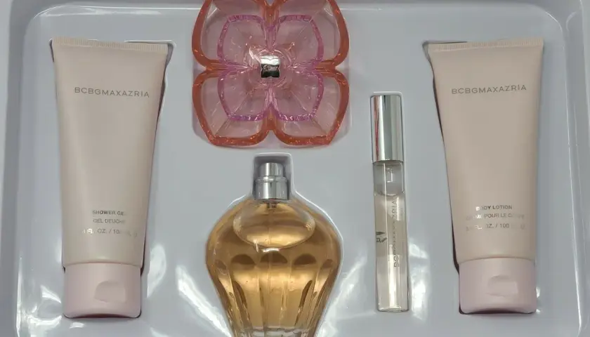 Zestaw kosmetyków BCBGMAXAZRIA: perfumy, balsam, żel pod prysznic i atomizer. BCBGMAXAZRIA to znana marka modowa.