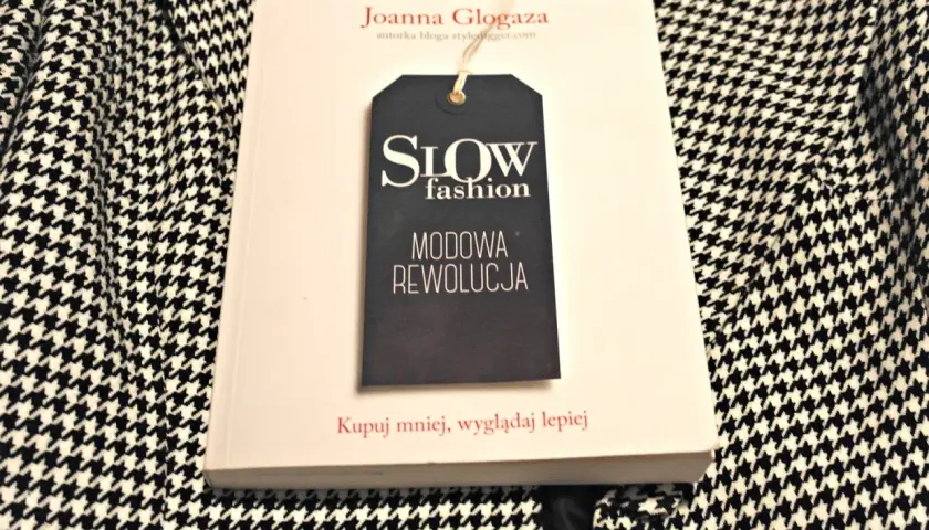 Książka "Slow fashion. Modowa rewolucja" Joanny Glogazy na tle wzorzystej tkaniny. Inspiracja dla polskich marek slow fashion.