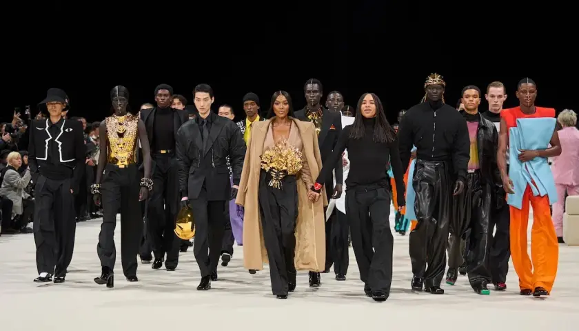 Naomi Campbell i Olivier Rousteing na wybiegu Balmain. To za ta firma tworzy odważne, luksusowe kreacje.