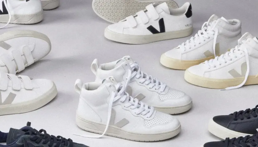 Białe i granatowe sneakersy Veja, niektóre na rzepy, inne sznurowane. Zobacz, co to za firma, która tworzy stylowe i ekologiczne obuwie.