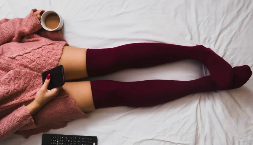 Stylizacje z zakolanówkami, które odmienią Twój look na każdą okazję