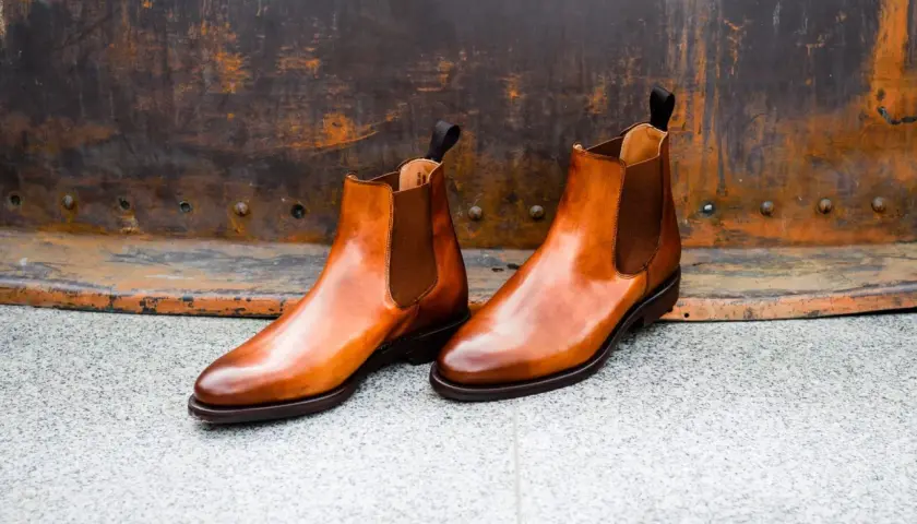 Eleganckie, brązowe sztyblety ze skóry, idealne na jesień. Co to za buty? To klasyka stylu!