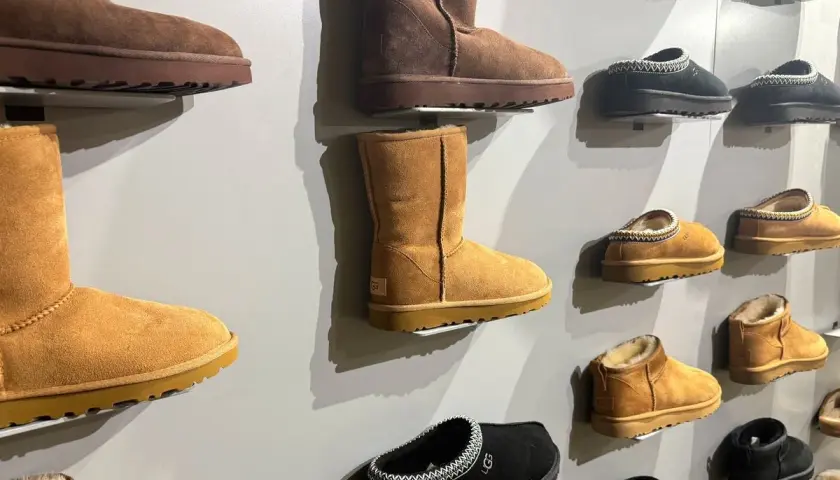Ugg co to za firma? To marka znana z kultowych, ciepłych butów i kapci, idealnych na chłodne dni.