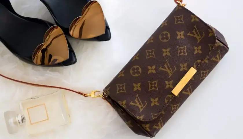Elegancka torebka Louis Vuitton z monogramem, buty z sercami i perfumy. Jak rozpoznać oryginał? Detale i jakość wykonania.