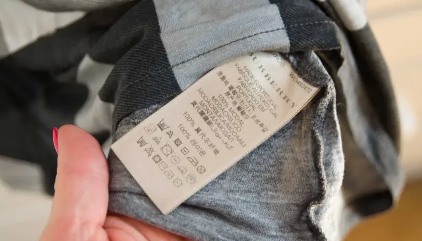 Metka z metra Burberry: "Made in Portugal", 100% modal. Jak rozpoznać oryginał? Sprawdź metkę i materiał.
