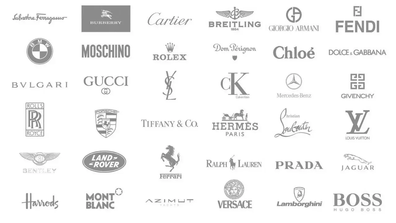 Kolekcja logotypów znanych marek, w tym wiele amerykańskich marek odzieżowych, takich jak Calvin Klein, Ralph Lauren, czy BOSS.