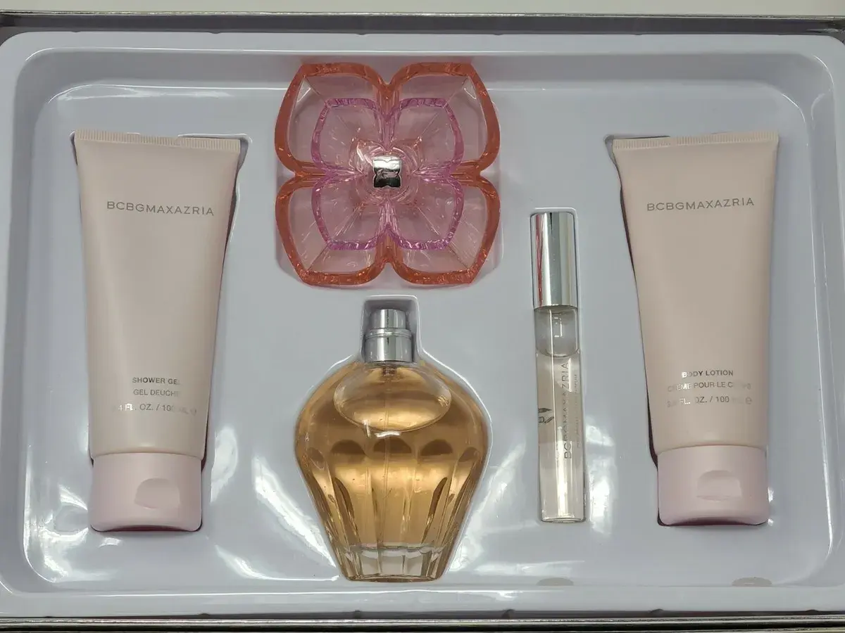Zestaw kosmetyków BCBGMAXAZRIA: perfumy, balsam, żel pod prysznic i atomizer. BCBGMAXAZRIA to znana marka modowa.