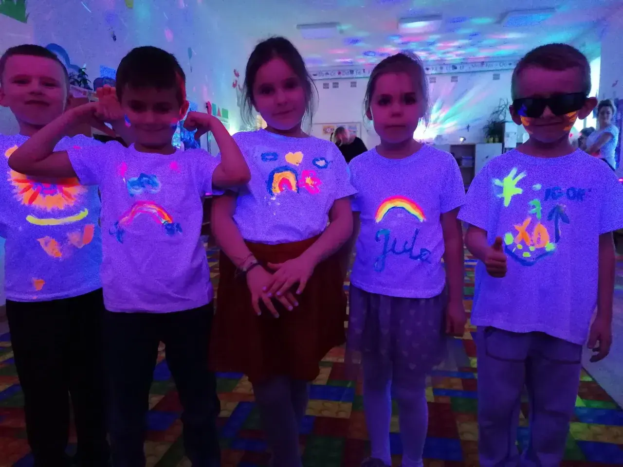 Dzieci na fluo party w koszulkach z neonowymi wzorami. Jak się ubrać? Kolorowo i z wyobraźnią!