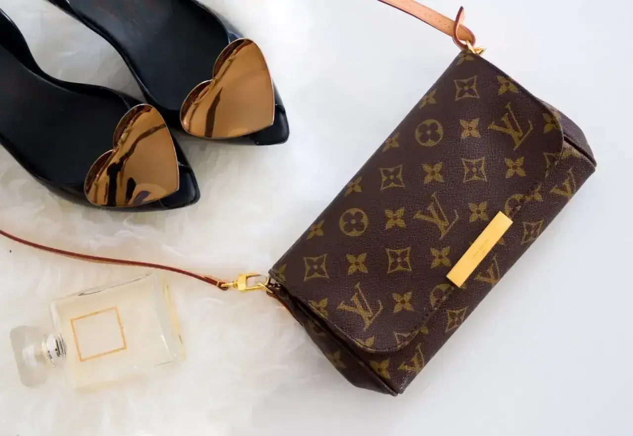 Elegancka torebka Louis Vuitton z monogramem, buty z sercami i perfumy. Jak rozpoznać oryginał? Detale i jakość wykonania.